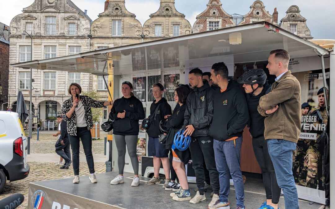 Arrivée triomphale des élèves de l’école de la deuxième chance sur la place d’Arras